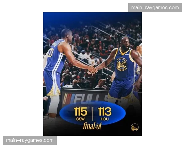 终场哨响，霍福德与库里拥抱庆祝，勇士老将组合保留季后赛希望